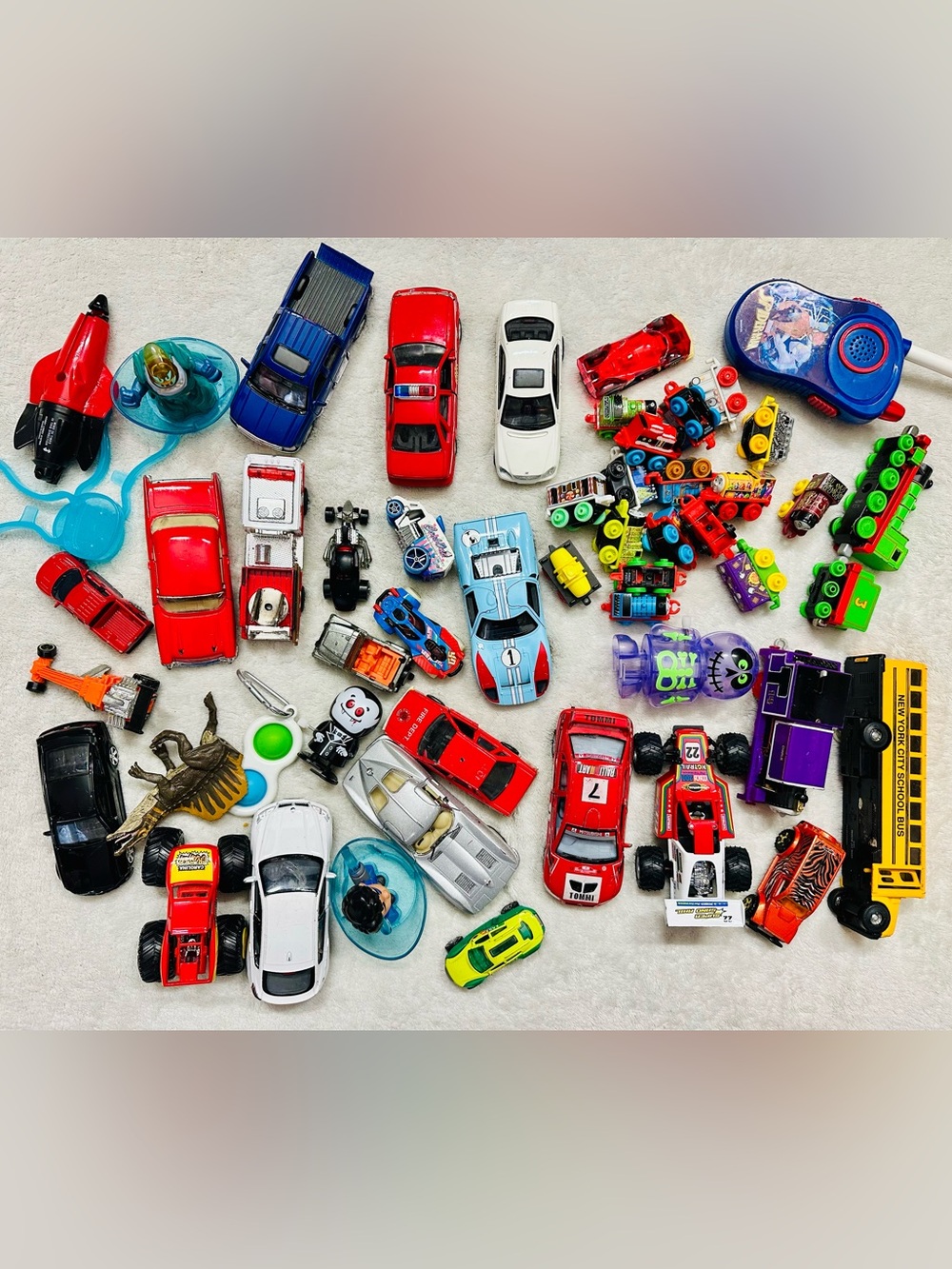 Huge Lot Cars, Mix, Diecast Cars and Trucks Mixed Scale, Hot Wheels